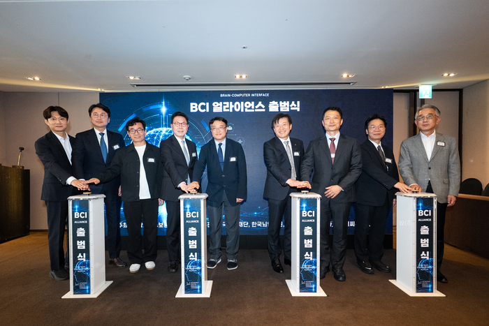 과학기술정보통신부는 26일 서울 중구 더 플라자 호텔 서울에서 'BCI 얼라이언스' 출범식을 개최했다. (왼쪽부터)이기원 와이브레인 대표, 이경수 세라젬 대표, 양성구 지브레인 대표, 백남종 한국BCI협회장, 김성수 과기정통부 연구개발정책실장, 이승복 한국뇌연구원장, 손정우 BCI학회장, 조일주 K-문샷 BCI PD, 박구선 대구경북첨단의료산업진흥재단 이사장이 기념촬영했다.(사진=과학기술정보통신부)