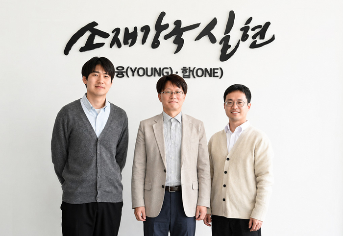 맞춤형 전자파 흡수 소재 설계기술을 개발한 한국재료연구원 융·복합재료연구본부 (왼쪽부터)이호림 선임연구원, 이상복 책임연구원, 박병진 책임연구원.