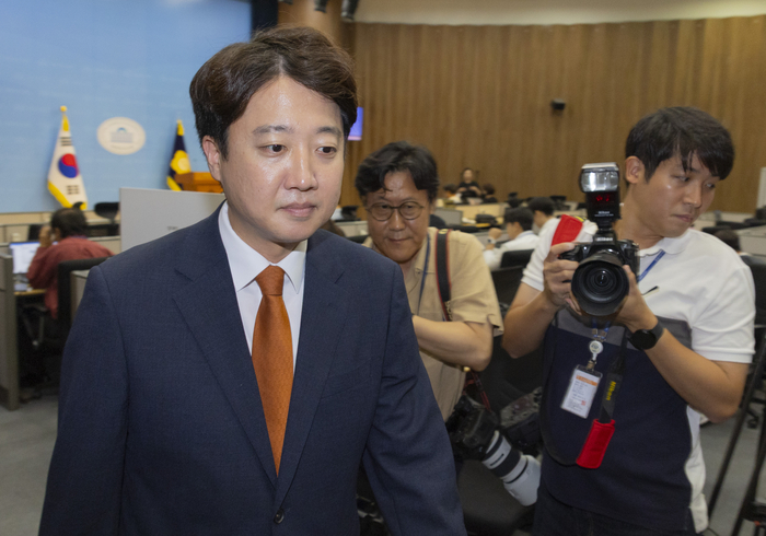 개혁신당 대표인 이준석 의원이 26일 국회 소통관에서 열린 기자회견에서 대표직 사퇴를 발표한 뒤 회견장을 빠져 나가고 있다. 2026.8.26 연합뉴스