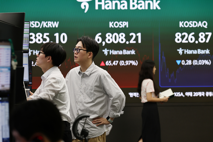 코스피가 전날보다 65.47포인트(0.97%) 오른 6,808.21로 마감한 26일 서울 하나은행 본점 딜링룸에서 딜러들이 업무를 보고 있다. (사진=연합뉴스)