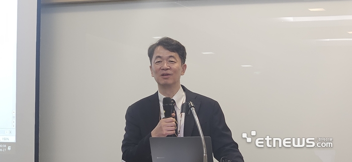 한동우 한국보건산업진흥원 국제의료본부장이 27일 서울 연세세브란스빌딩에서 '2026년 상반기 외국인 환자 국내 카드 소비 변화 분석' 결과를 설명하고 있다. (사진=배옥진)