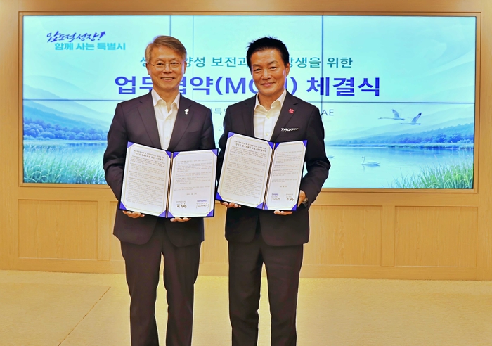 민형배 전남광주통합특별시장(왼쪽)과 박주형 신세계 대표이사 사장이 27일 광주청사 비즈니스룸에서 업무협약 체결 후 기념촬영을 하고 있다.