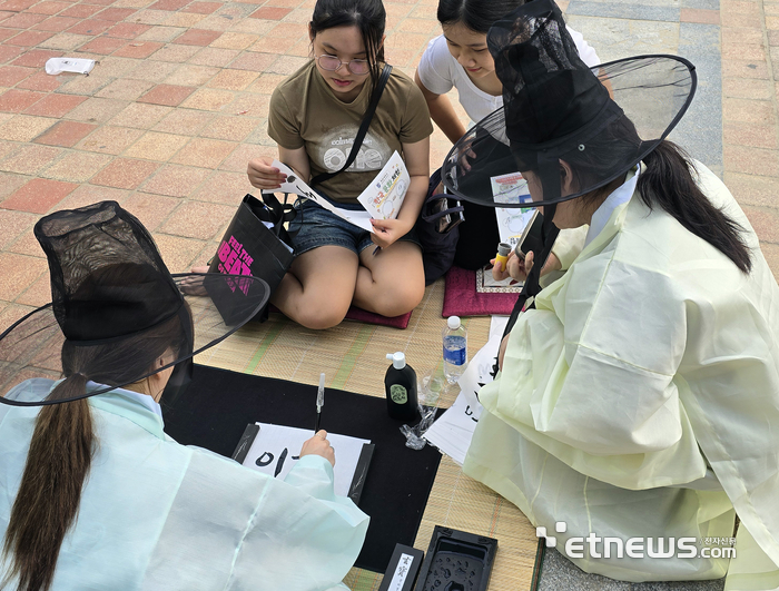 다낭시 제5회 한-베 페스티벌에 참여한 대학홍보대사들이 한국문화 체험 부스를 운영하며 문화봉사 활동을 펼쳤다.