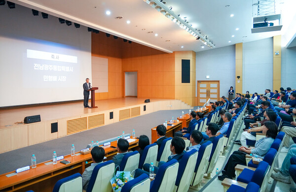 민형배 전남광주통합특별시장이 27일 오전 광산구 하남산단 삼성전자 광주제2캠퍼스 글로벌트레이닝센터에서 열린 '대중소상생형 스마트공장 킥오프' 행사에 참석해 축사를 하고 있다.