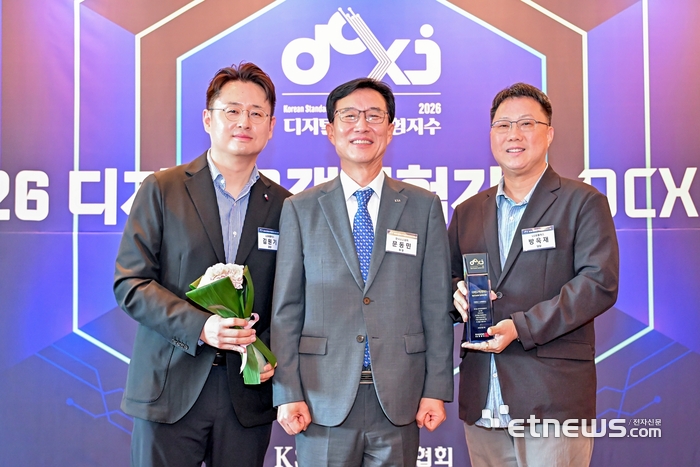 27일 서울 중구 서울신라호텔에서 열린 인증수여식에 (왼쪽부터)김원기 LG유플러스 디지털CX트라이브 담당, 문동민 한국표준협회장, 방욱재 LG유플러스 디지털플랫폼개발Lab 담당이 기념촬영을 하고 있다.