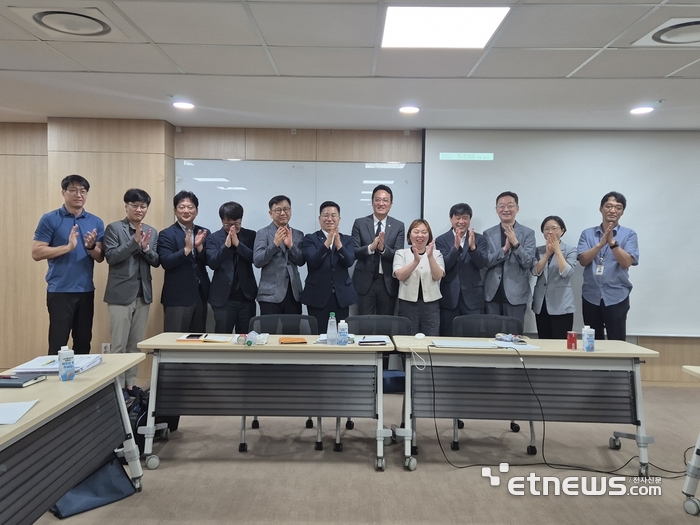 채명신 경기도의회 문화체육관광위원회 의원(오른쪽 여섯 번째)이 25일 도의회 중회의실에서 기흥호수공원 야외음악당 운영 방안을 논의하는 정담회를 개최하고 기념 촬영했다. 경기도의회 제공.