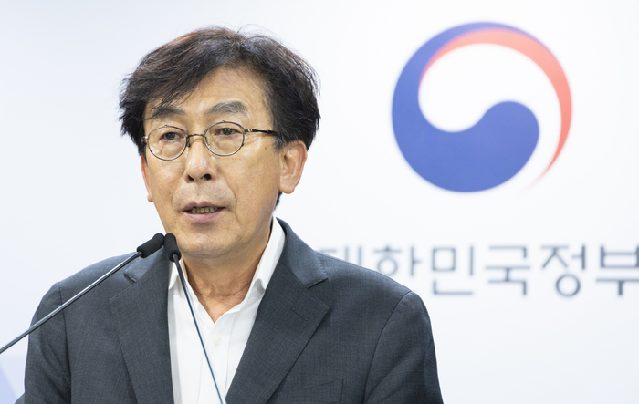 정기현 보건복지부 의료혁신위원회 위원장이 27일 정부서울청사에서 제9차 의료혁신위원회 심의 결과를 브리핑하고 있다. (사진=보건복지부)