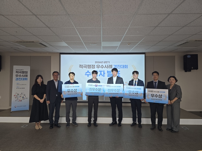 '2026년 상반기 적극행정 우수사례 경진대회' 수상자들이 기념촬영을 하고 있다. (왼쪽부터)정보화담당관 김택선 사무관, 불공정거래개선과 장규덕 사무관, 투자관리감독과 이상우 사무관, 한국중소벤처기업유통원 제도운영팀 양동규 주임, 중소벤처기업진흥공단 기업금융처 이동명 과장