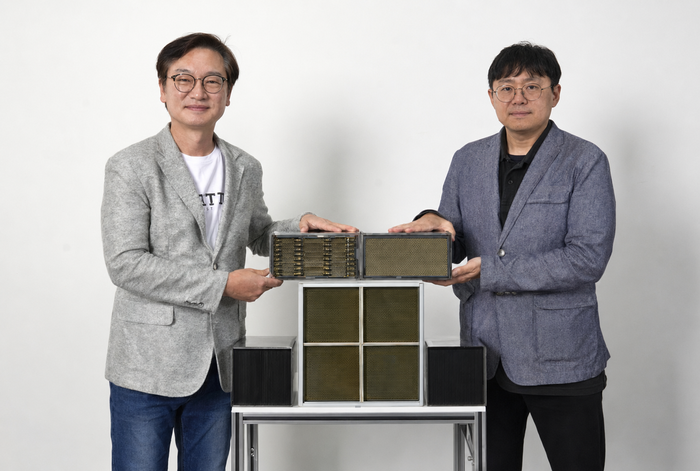 금속지지체 코팅 촉매 모듈과 기술 개발 연구진. 사진 왼쪽부터 임동하 수석연구원, 김희수 수석연구원.