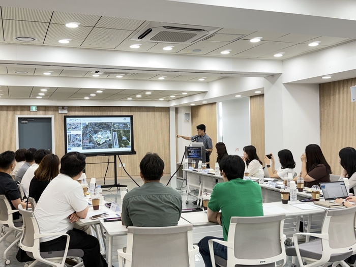 전주정보문화산업진흥원은 27일 전북가상융합산업혁신센터 7층 회의실에서 '전북지역 가상융합산업 서비스 확산을 위한 지자체 간담회'를 개최했다.
