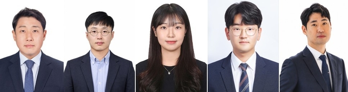 왼쪽부터 서동한 교수, 최신호 센터장, 이소영 학생, 권오준 연구원, 진우영 선임연구원.