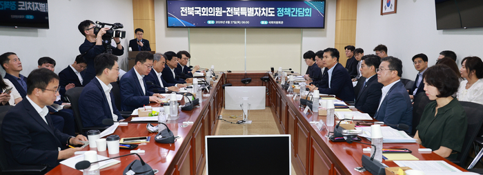 27일 서울 국회 의원회관에서 열린 전북국회의원, 전북특별자치도 정책간담회에 이원택 도지사와 윤준병 도당위원장을 비롯한 국회의원들이 '2차 공공기관 이전의 조속한 추진과 핵심기관 전북 배치를 위한 공동건의문'을 채택하고 있다.
