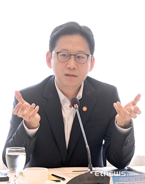 과학기술·인공지능 미래전략회의가 8월 27일 서울 중구 프레지던트 호텔에서 열렸다. 배경훈 부총리 겸 과학기술부 장관이 모두발언 하고 있다. 박지호기자 jihopress@etnews.com