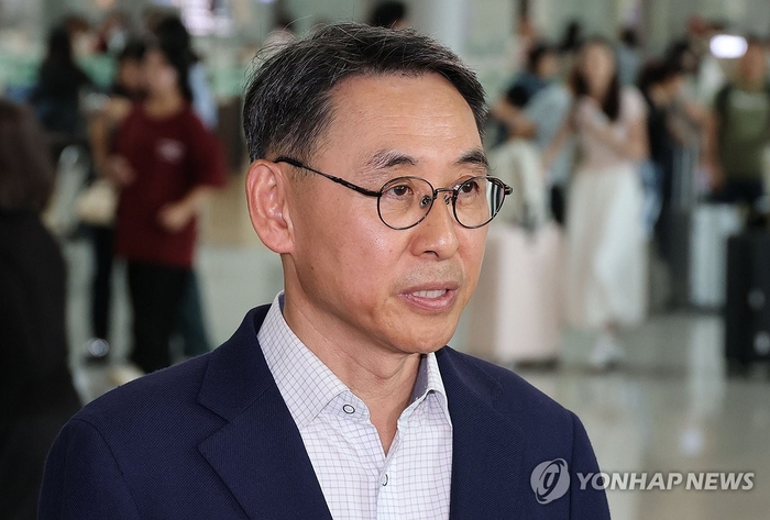 정연인 두산에너빌리티 대표이사가 27일 인천국제공항에서 취재진 질문에 답하고 있다. 연합뉴스 제공