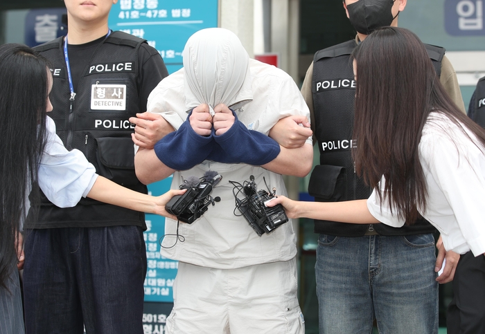 27일 오전 영장실질심사를 받은 뒤 대구지방법원을 나서는 경산 중국 유학생 살해 피의자 정모 씨. 사진=연합뉴스