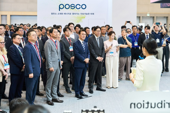 김민석 국무총리가 지난해 기후산업국제박람회 탄소중립관을 방문해 주요 참가사인 포스코그룹, HD현대, 효성중공업, LS일렉트릭 및 LS전선 부스를 둘러보며 관계자들의 설명을 듣고 있다. (사진 제공: KOIIA)