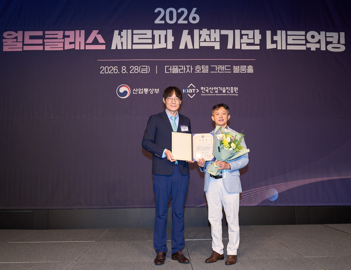 (왼쪽부터)안응수 산업통상자원부 중견기업지원과 과장, 박성수 대웅제약 대표가 기념촬영을 하고 있다.
