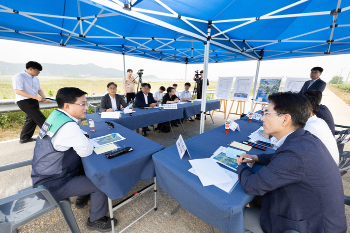 김성환 기후에너지환경부 장관이 28일 경기도 시흥시 소재 시화·화옹 지구를 방문하여 수도권 재생에너지 보급 여건을 점검하고 관계기관과 함께 태양광 보급 촉진 지원 방안을 논의하고 있다. 사진 출처 : 기후부