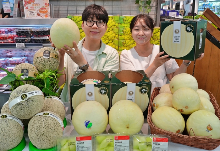 8월 27일 서울특별시 송파구에 위치한 롯데마트 제타플렉스 잠실점 과일 매대에서 이규원 롯데마트 과일팀 상품기획자(왼쪽)와 안정희 롯데마트 과일팀 상품기획자가 대형마트 단독으로 선보이는 '허니듀 킹메론'을 홍보하고 있다. 롯데마트는 오는 8월 29일(토)부터 3주간 3.2kg 무게의 킹사이즈 '허니듀 킹메론(3.2kg/미국산/박스)'을 한정 판매한다. 〈자료 롯데마트〉