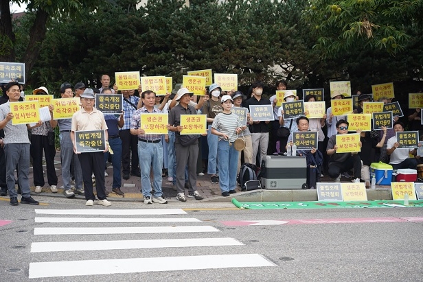 데이터센터 입주 금지 조례안 부결을 외치고 있는 과천주암 원주민 지주협의회. 사진=과천주암원주민지주협의회