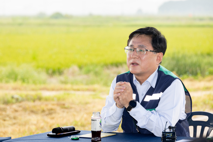 김성환 기후에너지환경부 장관이 28일 경기도 시흥시 소재 시화·화옹 지구를 방문하여 수도권 재생에너지 보급 여건을 점검하고 관계기관과 함께 태양광 보급 촉진 지원 방안을 논의하고 있다. 사진 출처 : 기후부