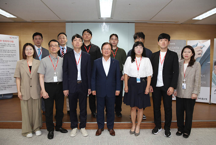 조항목 홈플러스 익스프레스 대표(앞줄 가운데)와 한마음협외회 관계자들이 기념사진을 촬영하고 있다.