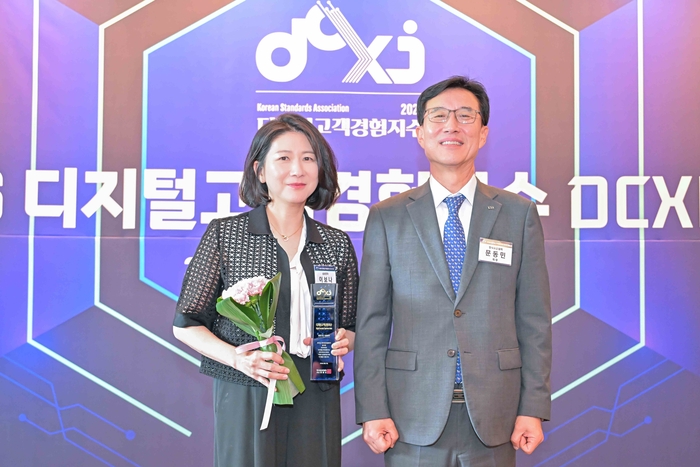 이보나 삼성전자 상무(왼쪽)와 문동민 한국표준협회 회장이 '디지털고객경험지수' 인증 수여식에서 기념 촬영을 하고 있다.