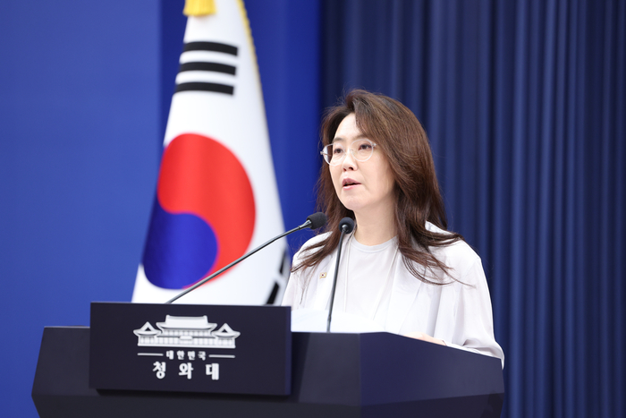 강유정 수석대변인이 28일 청와대 기자회견장에서 대법관 후보자 관련 브리핑을 하고 있다. 연합뉴스