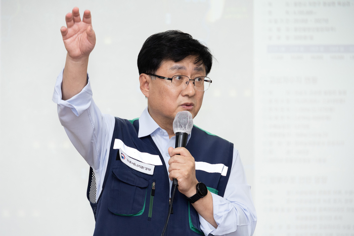 김성환 기후에너지환경부 장관이 28일 SK하이닉스 용인일반산단 폐수 방류 예정지역인 경기도 안성시 고삼호수 일대를 방문하여 현장을 살펴본 뒤 지역 주민 및 농민과 간담회를 갖고 의견을 나누고 있다. 사진 출처 : 기후부
