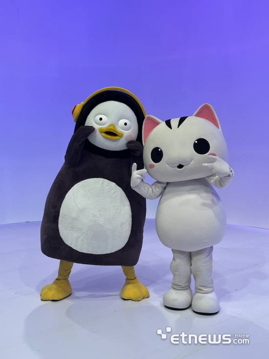 고양시 캐릭터 고양고양이(오른쪽)와 EBS 캐릭터 펭수가 29일 댄스 팰린지 영상 공개를 앞두고 기념 촬영했다. 고양시 제공.