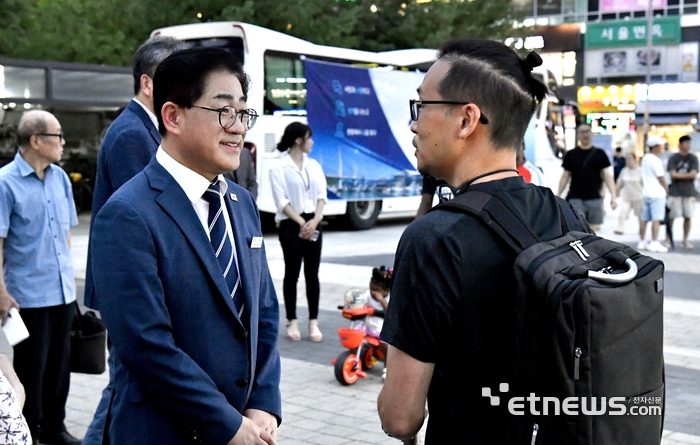 이기형 김포시장이 28일 김포골드라인 구래역 광장에서 이동시장실 '시장이 ON다!' 첫 회차를 열고, 시민을 만나고 있다. 김포시 제공.