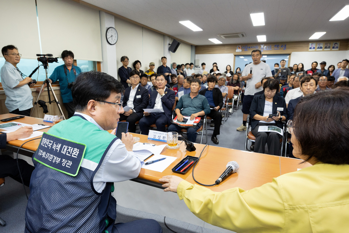 김성환 기후에너지환경부 장관이 28일 SK하이닉스 용인일반산단 폐수 방류 예정지역인 경기도 안성시 고삼호수 일대를 방문하여 현장을 살펴본 뒤 지역 주민 및 농민과 간담회를 갖고 의견을 나누고 있다. 사진 출처 : 기후부