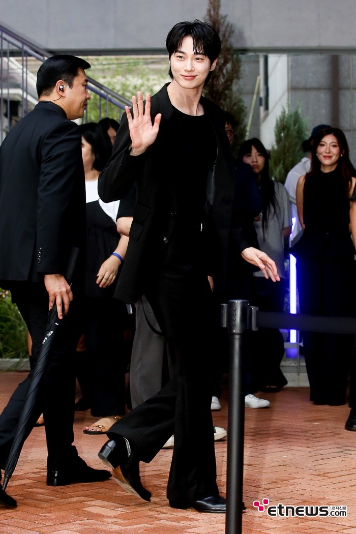 [ET포토] 변우석, '한번 더 돌아보며~'