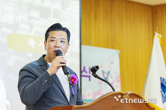 이계철 화성시의회 의장이 29일 화성시보훈회관에서 열린 '제8회 나라사랑 태극기 그리기 대회 시상식'에 참석해 인사말을 하고 있다. 화성시의회 제공.