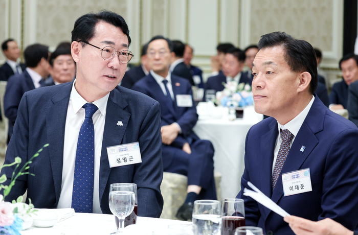 정명근 화성시장(왼쪽)과 이재준 수원시장이 27일 청와대에서 이재명 대통령 주최로 열린 민선 9기 시장·군수·구청장 초청 오찬간담회에서 대화하고 있다. 연합뉴스