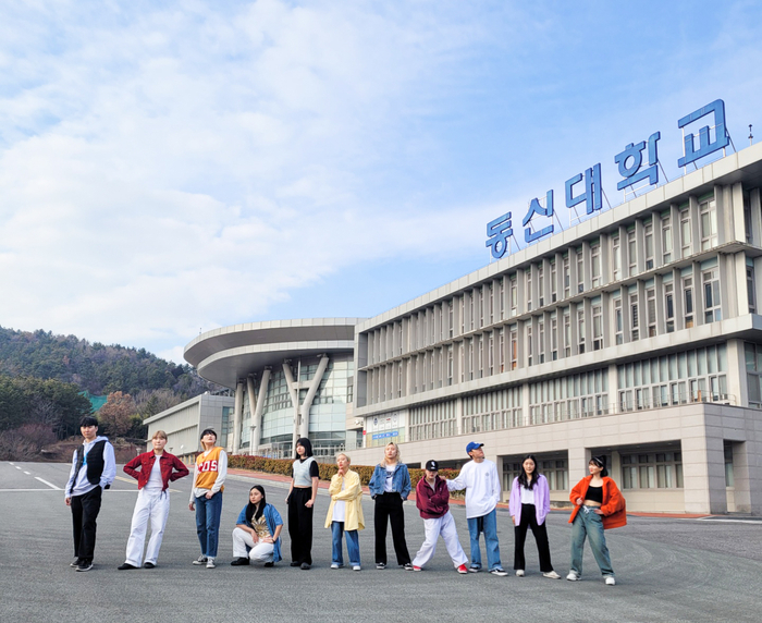 동신대 체육관 앞 공연예술 무용하는 학생들.