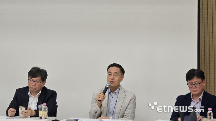한국디지털정부학회는 28일 국립경국대학교에서 'AI 민주정부 실현, 지방정부 AX에 답이 있다'를 주제로 좌담회를 열고 학계·중앙부처·지방정부·협회·공공기관·국회를 대표하는 전문가들의 진단과 제언을 들었다.