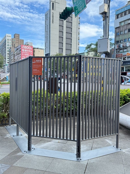 대만 타이베이시에 새로 도입됐으나, 반발 속에서 철거된 철제 울타리형 흡연구역. 사진=타이베이시 흡연지도
