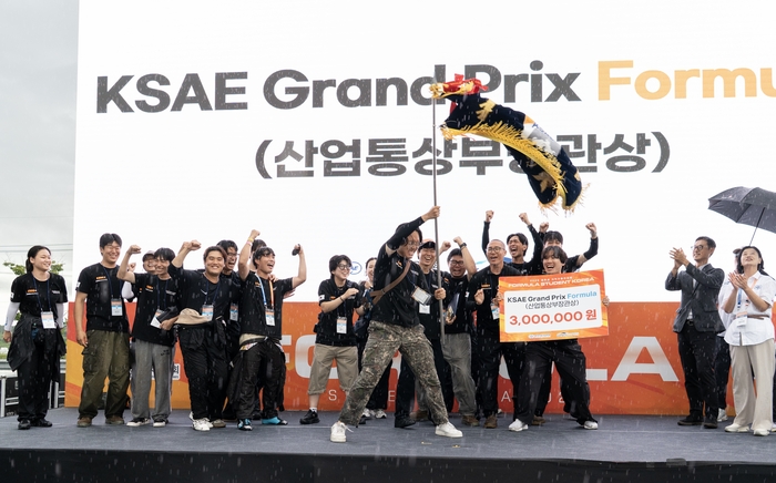 진종욱 한국자동차연구원장(앞줄 오른쪽 두번째)과 정성경 한국자동차공학회장(앞줄 오른쪽 첫 번째)이 종합 우승한 국민대팀에게 박수를 보내고 있다.