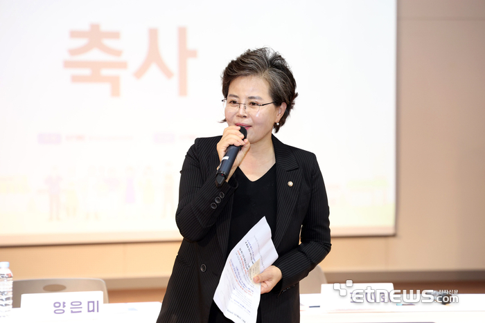 김미경 수원시의회 의장이 27일 팔달문화센터 예당마루에서 열린 '팔달구 상권활성화 정책포럼'에서 인사말을 하고 있다. 수원시의회 제공.