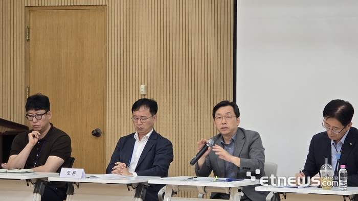 한국디지털정부학회는 28일 국립경국대학교에서 'AI 민주정부 실현, 지방정부 AX에 답이 있다'를 주제로 좌담회를 열고 학계·중앙부처·지방정부·협회·공공기관·국회를 대표하는 전문가들의 진단과 제언을 들었다.