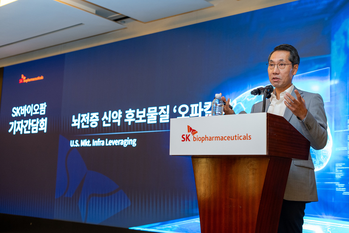 이동훈 SK바이오팜 사장이 지난달 26일 간담회를 열고 뇌전증 신약 후보물질 '오파칼림' 도입을 발표하고 있다. (사진=SK바이오팜)