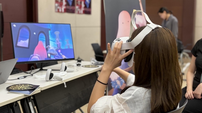 한 학회원이 VR 회고 서비스 제작 팀 MIRRORDY의 부스에서 VR 체험을 하고 있다. 사진=XREAL