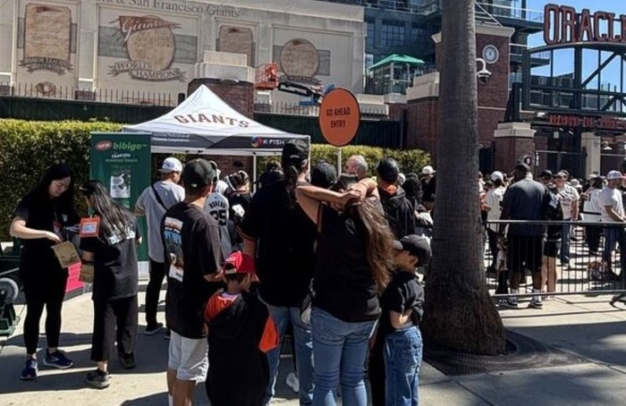 CJ제일제당이 미국 샌프란시스코 자이언츠와 애리조나 다이아몬드백스의 경기가 펼쳐진 오라클파크에서 비비고 김 샘플링을 하고 있다. 〈자료 CJ제일제당〉