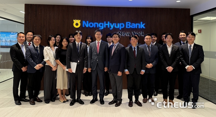 강태영 NH농협은행장(가운데)은 지난 28일(현지시간) 농협은행 뉴욕지점을 찾아 직원들과 사업 현황을 공유하고 영업 현장을 살폈다. [사진= NH농협은행 제공]