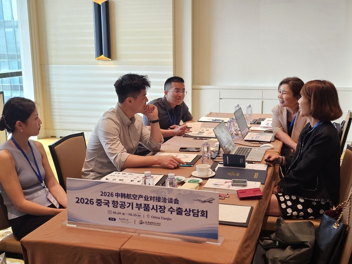 경남테크노파크와 KOTRA가 중국 톈진에서 개최한 항공기 부품시장 수출상담회에서 양국 기업 관계자들이 상담을 하고 있다.