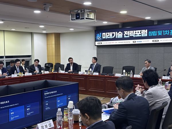 31일 국회 의원회관에서 열린 '미래기술 전략포럼 창립 및 제1차 포럼'에서 산·학·연·관 전문가들이 AI·반도체 등 미래 핵심기술 경쟁력 강화와 기술주권 확보 방안을 논의하고 있다.