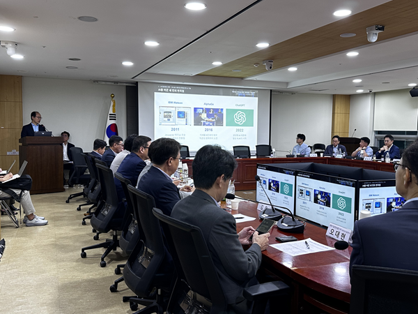 31일 국회 의원회관에서 열린 '미래기술 전략포럼 창립 및 제1차 포럼'에서 참석자들이 인공지능(AI)을 비롯한 미래 핵심기술의 정책·기술·표준 전략에 대한 발표를 듣고 있다.
