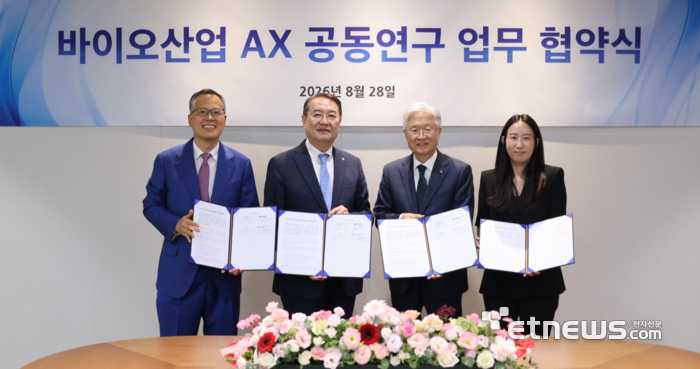(왼쪽부터) 조병철 연세-유일한 폐암연구소장, 이건우 DGIST 총장, 조욱제 유한양행 대표, 조안나 제이인츠바이오 대표가 업무협약을 맺고 있다.