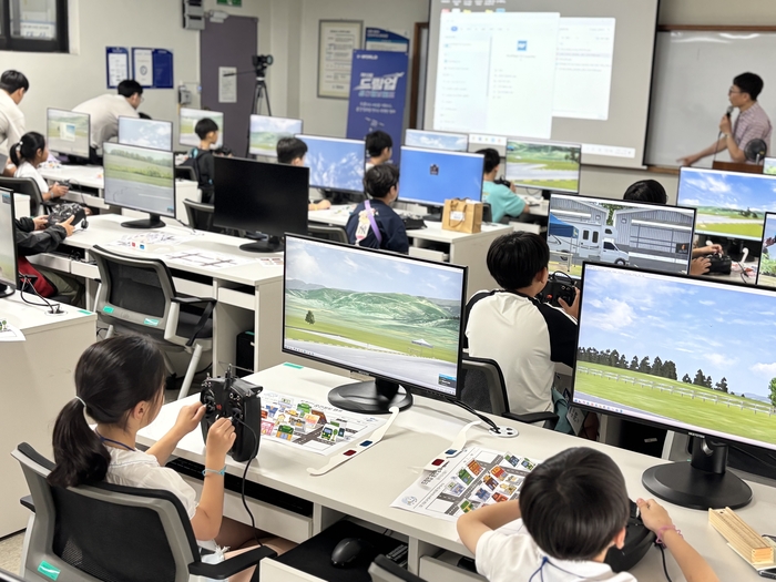 지난 22~23일 남서울대에서 열린 '제13회 드림업 공간정보 캠프'에 참가한 학생들이 공간정보 제작 체험을 하고 있다.
